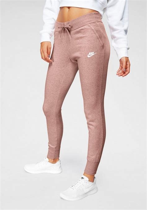 nike jogginghose damen angezogen